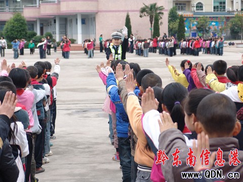 施秉小學(xué)生學(xué)交通指揮手勢(shì)操增強(qiáng)自我保護(hù)意識(shí)