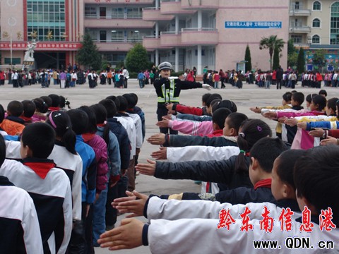 施秉小學(xué)生學(xué)交通指揮手勢(shì)操增強(qiáng)自我保護(hù)意識(shí)