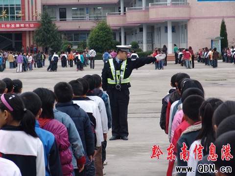 施秉小學(xué)生學(xué)交通指揮手勢(shì)操增強(qiáng)自我保護(hù)意識(shí)
