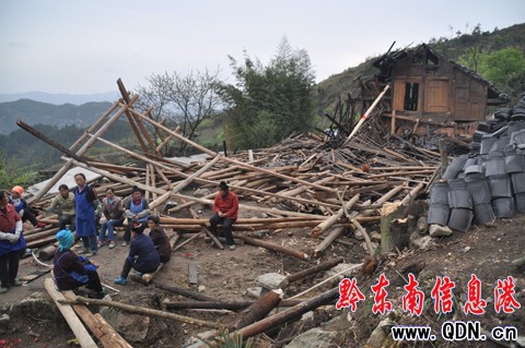 凱里市箐口村一在建木樓突然垮踏 4人受傷(圖)