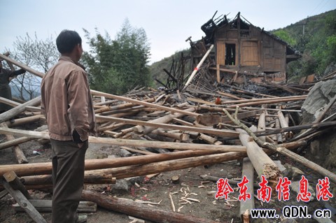 凱里市箐口村一在建木樓突然垮踏 4人受傷(圖)