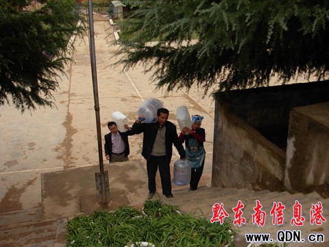 黃平農村教師“武裝”上陣為學生解“水荒”