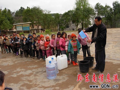 黃平農村教師“武裝”上陣為學生解“水荒”