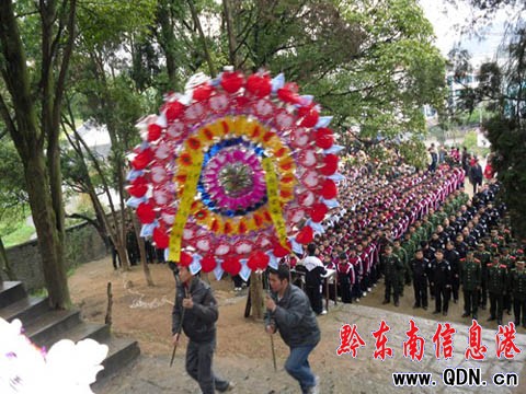 三穗縣軍人干部學生齊聚將軍故里祭英雄(圖)