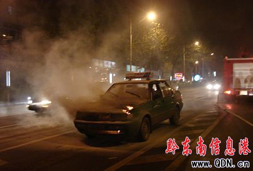 ��ʿ������� ܇��ͻȻ��𣨈D��