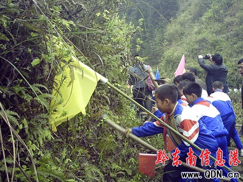 黎平紅色文化團(tuán)組織修葺紅軍長征路(組圖)