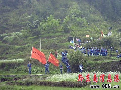 黎平紅色文化團(tuán)組織修葺紅軍長征路(組圖)