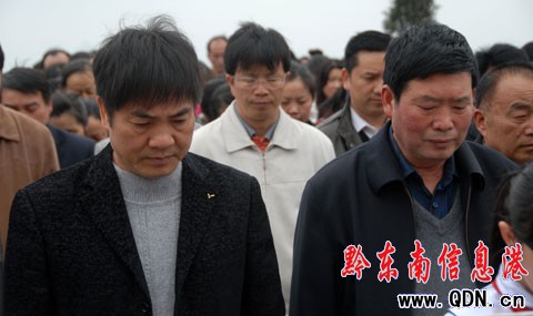 丹寨縣舉行清明祭掃烈士墓活動(dòng)(組圖)