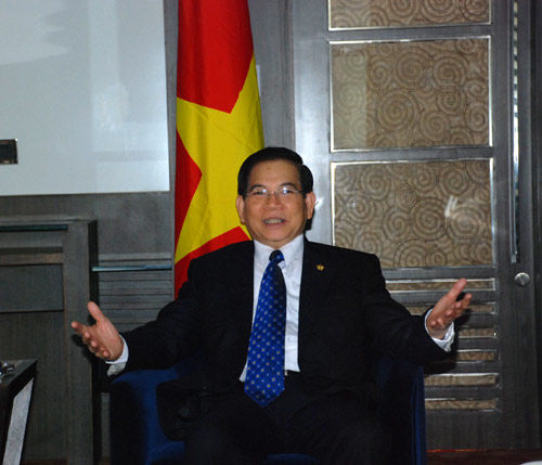 越南主席視察南海爭議島嶼 誓言捍衛