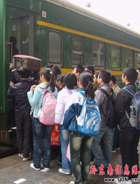 清明時節凱里車務段再次出現客流高峰