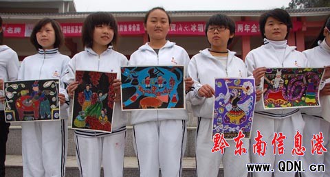 黃平抗旱促春耕 書畫義賣獻(xiàn)愛心(組圖)