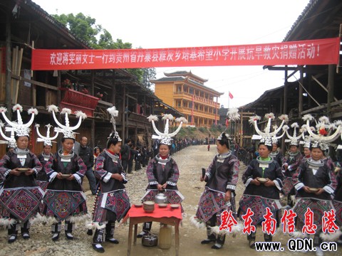 關愛女孩大使蔣雯麗把愛帶到培基小學(圖)