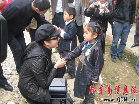 關愛女孩大使蔣雯麗把愛帶到培基小學(圖)