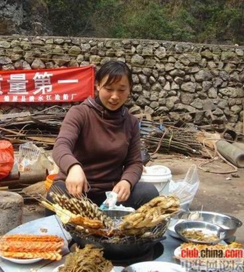 走近最美烤魚嫂 感受樸實(shí)的美麗(組圖)