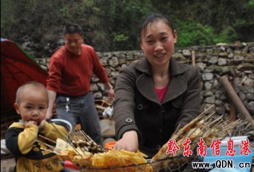 走近最美烤魚嫂 感受樸實(shí)的美麗(組圖)