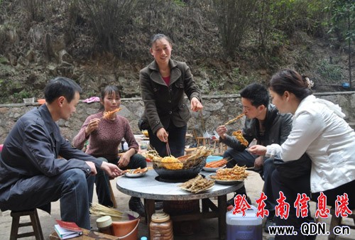 走近最美烤魚嫂 感受樸實(shí)的美麗(組圖)