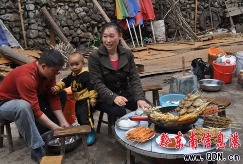 走近最美烤魚嫂 感受樸實(shí)的美麗(組圖)