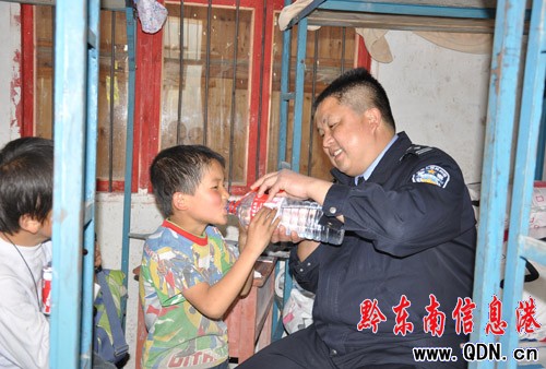 全國模范楊啟明 抗旱送水進校園(圖)