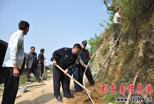 全國模范楊啟明 抗旱送水進校園(圖)