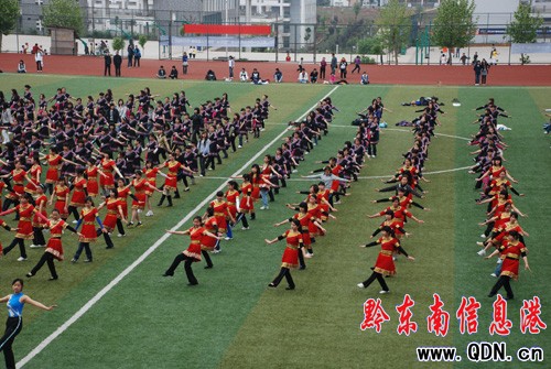 凱里學院反排木鼓操將為迎評添光加彩(圖)