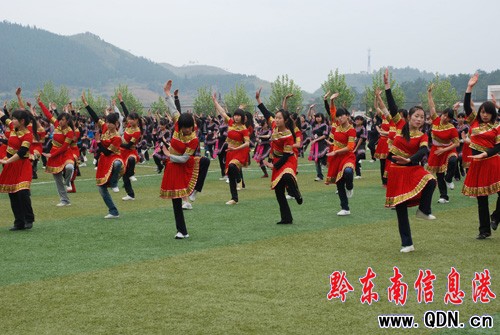 凱里學院反排木鼓操將為迎評添光加彩(圖)