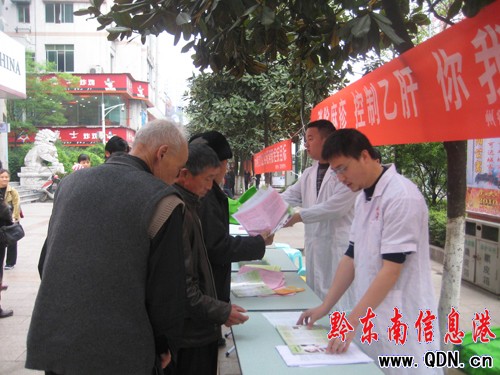 州市疾控中心發放預防接種宣傳資料(圖)