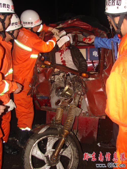 電動三輪車無事撞大貨司機被困 消防急解救(圖)