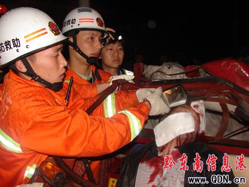 電動三輪車無事撞大貨司機被困 消防急解救(圖)