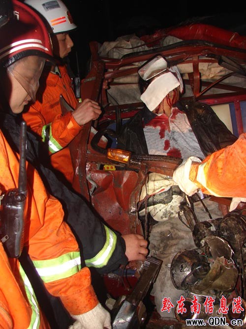 電動三輪車無事撞大貨司機被困 消防急解救(圖)