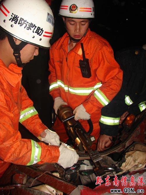 電動三輪車無事撞大貨司機被困 消防急解救(圖)