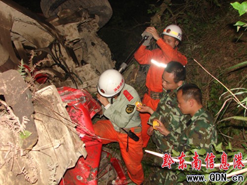 大貨沖下300余米山溝1人被困 從江消防成功救援