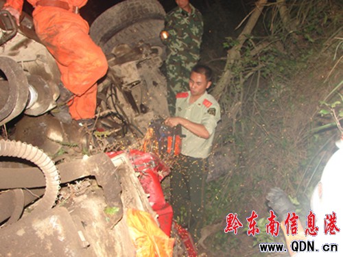 大貨沖下300余米山溝1人被困 從江消防成功救援