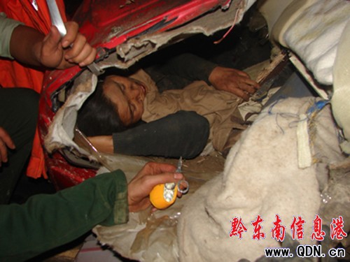 大貨沖下300余米山溝1人被困 從江消防成功救援