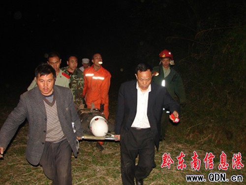 大貨沖下300余米山溝1人被困 從江消防成功救援