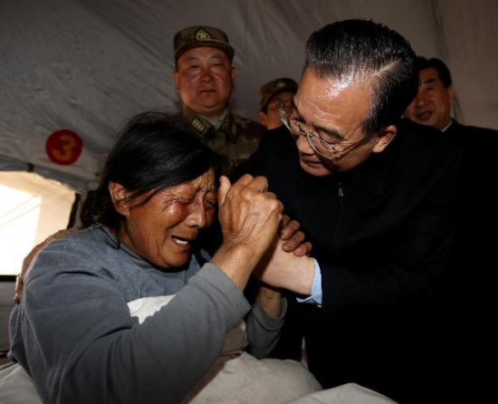 溫家寶再赴玉樹指導工作慰問僧侶和受傷民眾