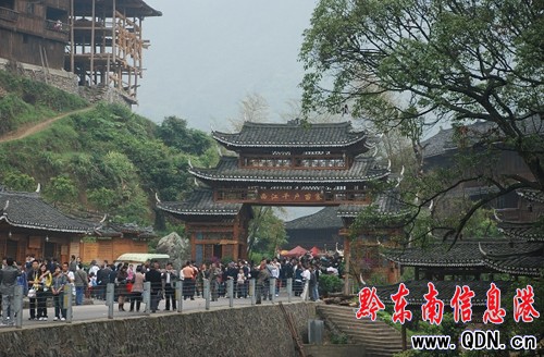 五一節當天西江苗寨自駕游客場面壯觀秩序井然