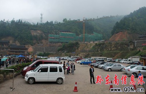 五一節當天西江苗寨自駕游客場面壯觀秩序井然