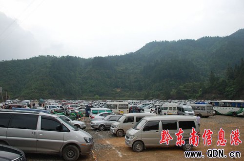 五一節當天西江苗寨自駕游客場面壯觀秩序井然