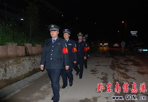 五一節當天西江苗寨自駕游客場面壯觀秩序井然