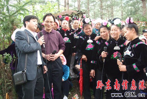 雷山苗族群眾歡度“爬坡節”(組圖)