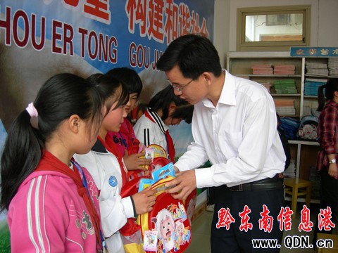 弘揚(yáng)五四精神 共青團(tuán)州委到黃平慰問留守兒童