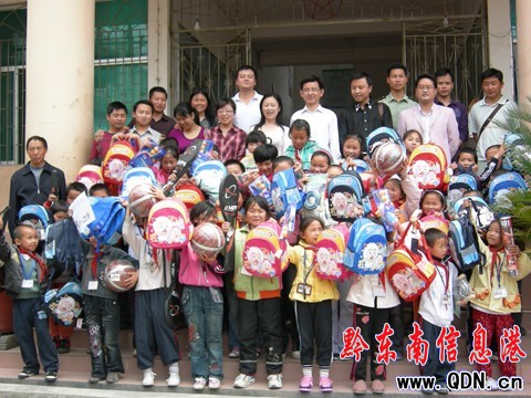 弘揚(yáng)五四精神 共青團(tuán)州委到黃平慰問留守兒童