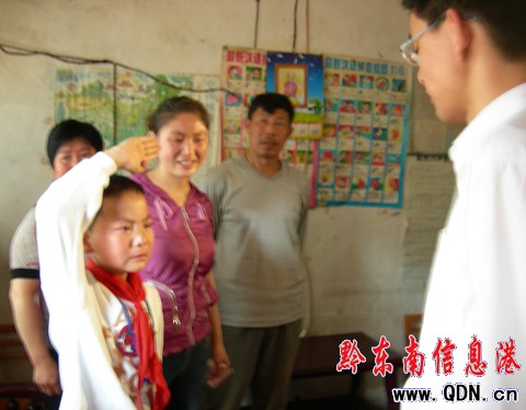 弘揚(yáng)五四精神 共青團(tuán)州委到黃平慰問留守兒童