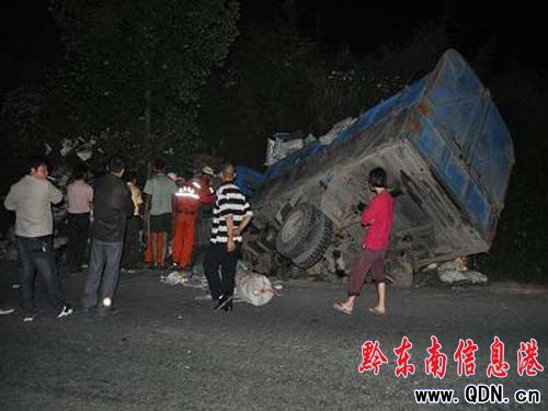 320國道三穗段一大貨剎車失靈致3人受傷(圖)