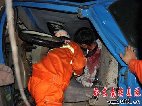 320國道三穗段一大貨剎車失靈致3人受傷(圖)