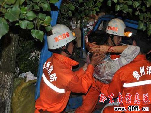 320國道三穗段一大貨剎車失靈致3人受傷(圖)