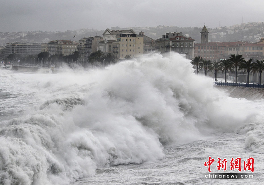 巨浪襲擊法國尼斯海岸城市交通癱瘓