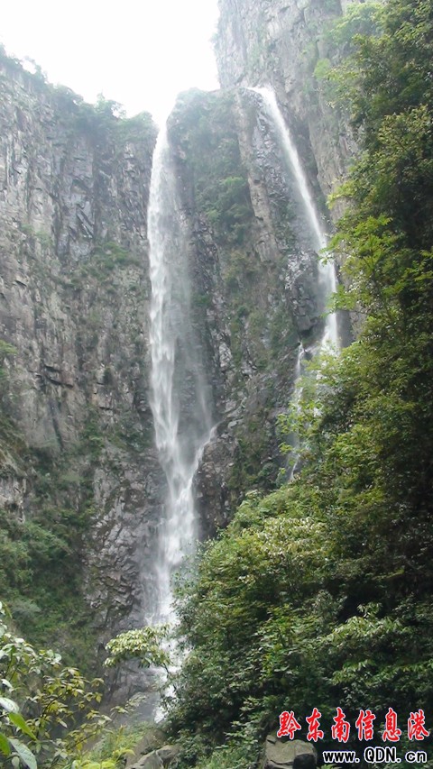 旅游專家陶醉在石洞鎮(zhèn)“六十丈洞瀑布”(圖)