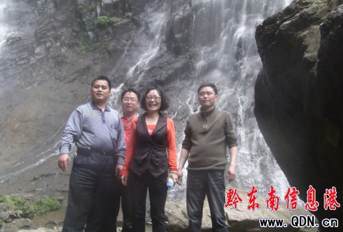 旅游專家陶醉在石洞鎮(zhèn)“六十丈洞瀑布”(圖)