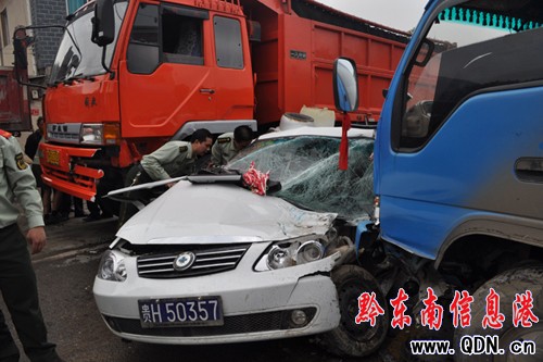 三車相撞一人被困 黃平消防破拆救司機(圖)